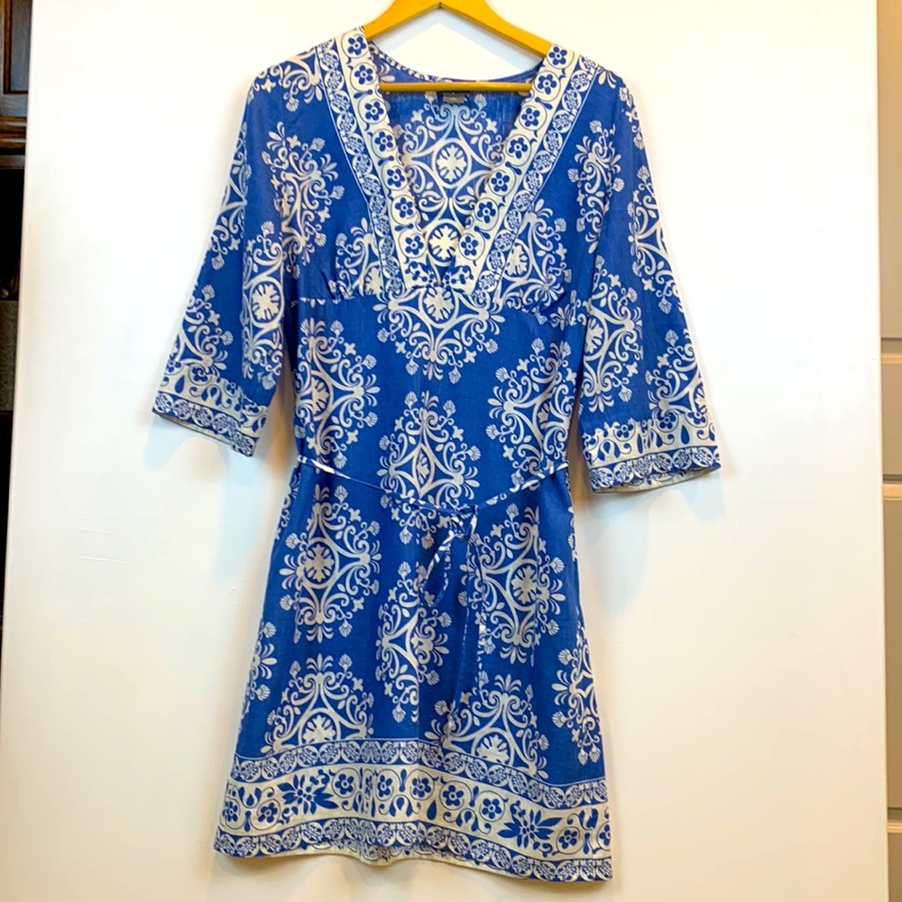 Ann Taylor V-Neck dress. Linen blend. Knee Length. Size 10 Blue and White